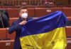В ПАСЕ остановили выступление Гончаренко и пригрозили санкциями: он показал флаг Украины, простреленный военными РФ