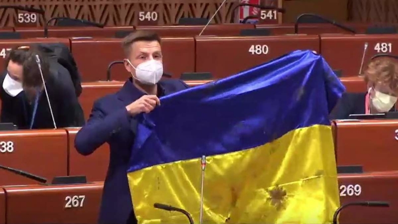 В ПАСЕ остановили выступление Гончаренко и пригрозили санкциями: он показал флаг Украины, простреленный военными РФ