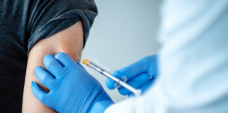 Врач прокомментировал возможные реакции организма на вакцинацию от COVID-19