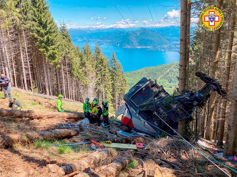 В северной Италии рухнула кабина канатной дороги