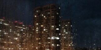 Погодный Армагеддон в Киеве: бушуют молнии, ветер сносит шифер на машины, падают деревья