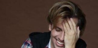 «Полторта на голове»: старший брат Галкина сдул крем от торта на голову Пугачёвой