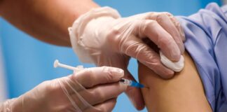 В ЕС впервые разрешили прививать от COVID-19 подростков 12-15 лет вакциной от Pfizer/BioNTech