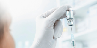 В США одобрили начало ревакцинации от COVID-19