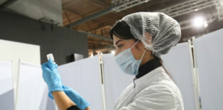 Первые 12 тысяч доз вакцины «ЭпиВакКорона-Н» выпустили в гражданский оборот