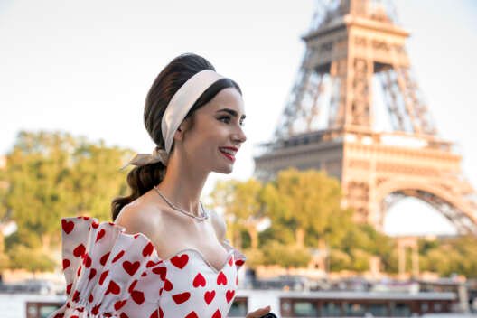 
            Netflix продлил сериал "Эмили в Париже" еще на два сезона        