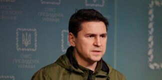 Подоляк указал на два скандальных процесса в России, разрушающих авторитарный режим