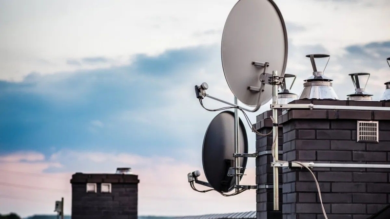 Жителей Днепра призвали убрать спутниковые антенны с фасадов домов для защиты от вражеской авиации 