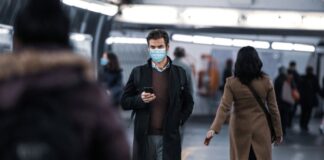 Мурашко: более 100 тысяч человек в России продолжают болеть COVID-19