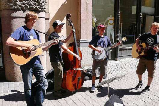
            В Тернополе уличным музыкантам запретили петь на русском        