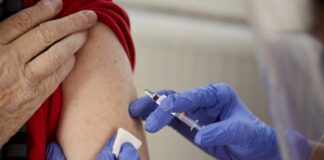 Вирусолог Чумаков высказался о необходимости ревакцинации от COVID-19