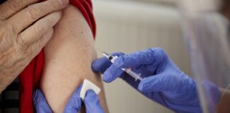 Инфекционист Чуланов назвал ревакцинацию раз в полгода наиболее правильной тактикой