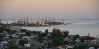 В порту захваченного Бердянска прогремели взрывы: поднимаются клубы черного дыма