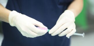 Вирусолог Альтштейн призвал россиян вакцинироваться в связи с пандемией