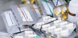 Вирусолог Ларичев напомнил об опасности бесконтрольного приёма препаратов от COVID-19