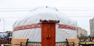 В Буче при помощи Казахстана появился необычный «Пункт несокрушимости»