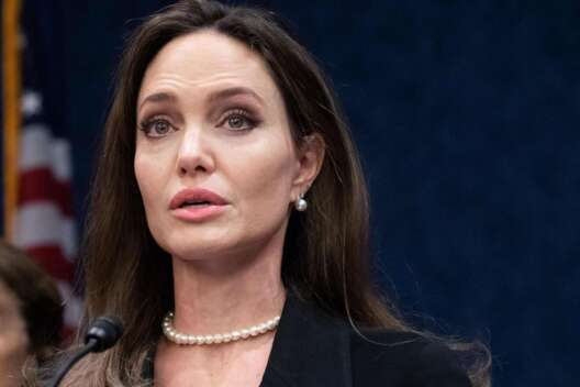 
            Джоли призвала помочь украинским феминисткам        