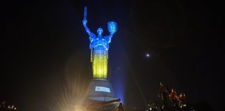 «Родину-мать» в Киеве на один вечер окрасили в цвета флагов Украины и США