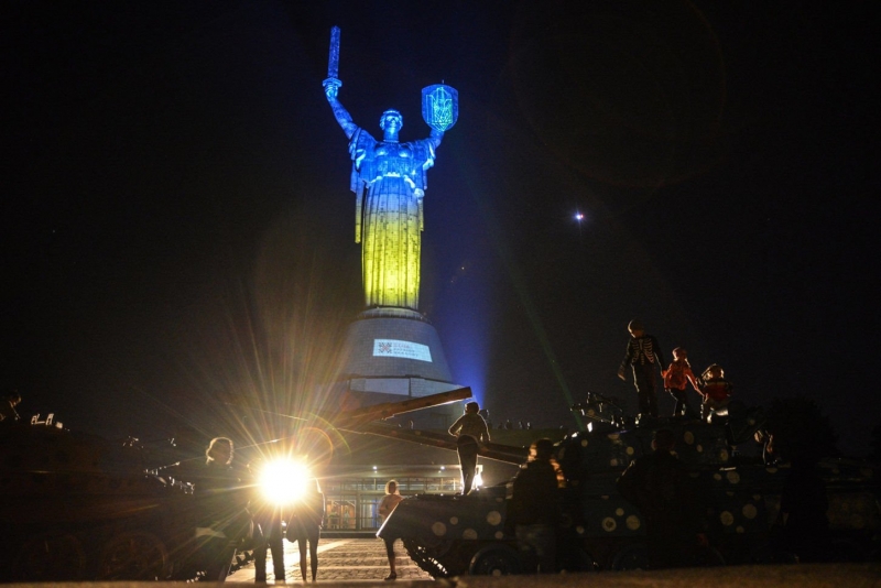 "Родину-мать" в Киеве на один вечер окрасили в цвета флагов Украины и США 