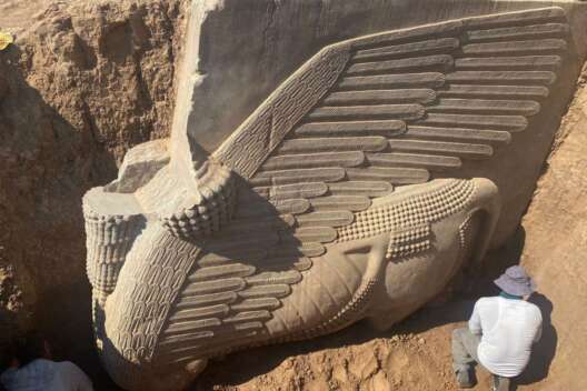 
            В Ираке археологи обнаружили 2700-летнюю скульптуру божества: фото        