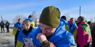 Невозможно сдержать слез: невероятные кадры возвращения из плена РФ 207 воинов Украины