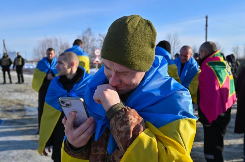 Невозможно сдержать слез: невероятные кадры возвращения из плена РФ 207 воинов Украины
