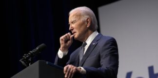 Врач: Байден переносит коронавирус в мягкой форме