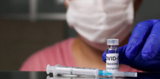 Вирусолог Ларичев напомнил о важности вакцинации от COVID-19