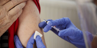 КС признал законным отстранение от работы за отказ от прививки от коронавируса