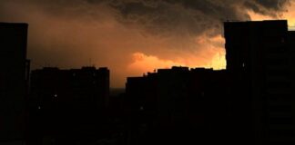 Небо как в фильмах про апокалипсис: на Харьковщине бушует непогода – шторм сносит деревья и крыши домов