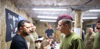 Зеленский на Сумщине встретился с бойцами, которые «навели шороху» в Курской области