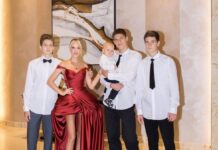 Как Мария Погребняк нарядила четверых сыновей для семейной фотосессии