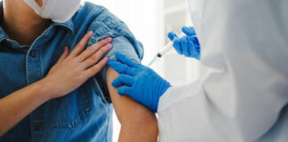 Эпидемиолог Фаворов рассказал о влиянии антиковидных вакцин на онкологию